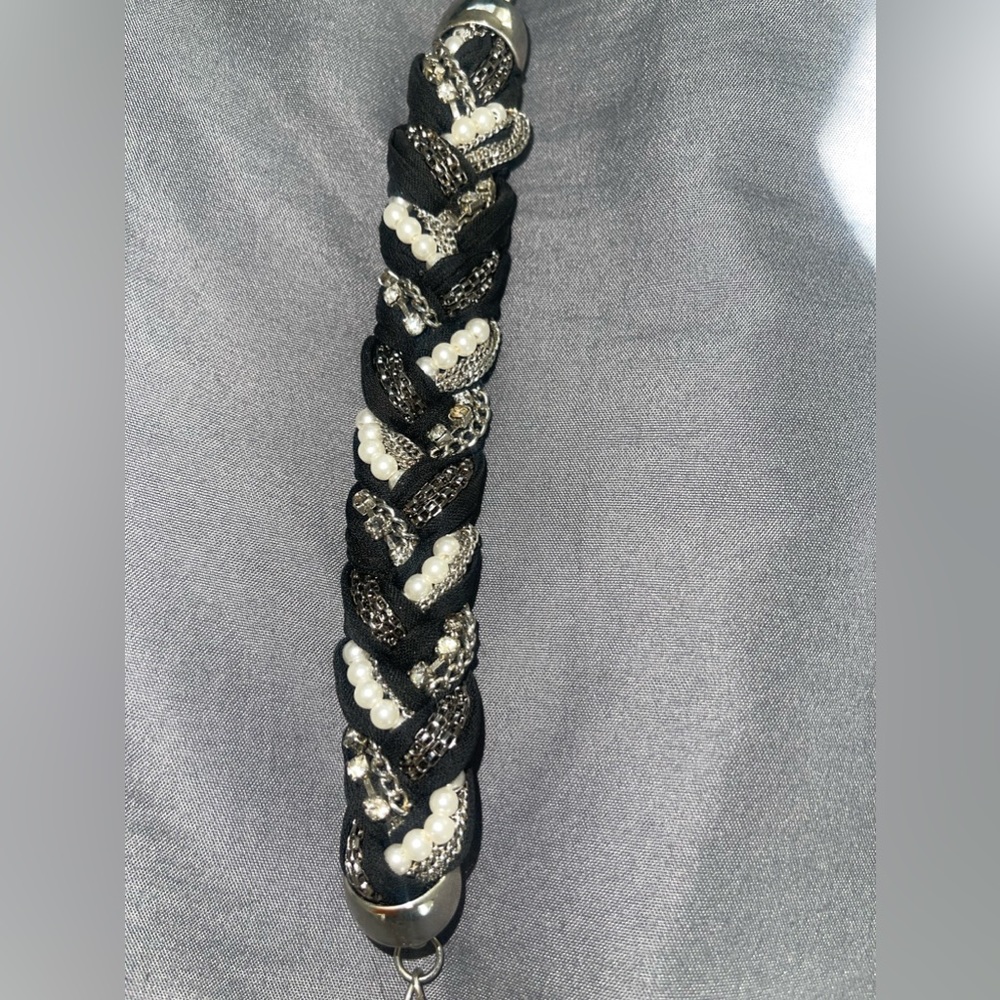Black bracelet with pearls